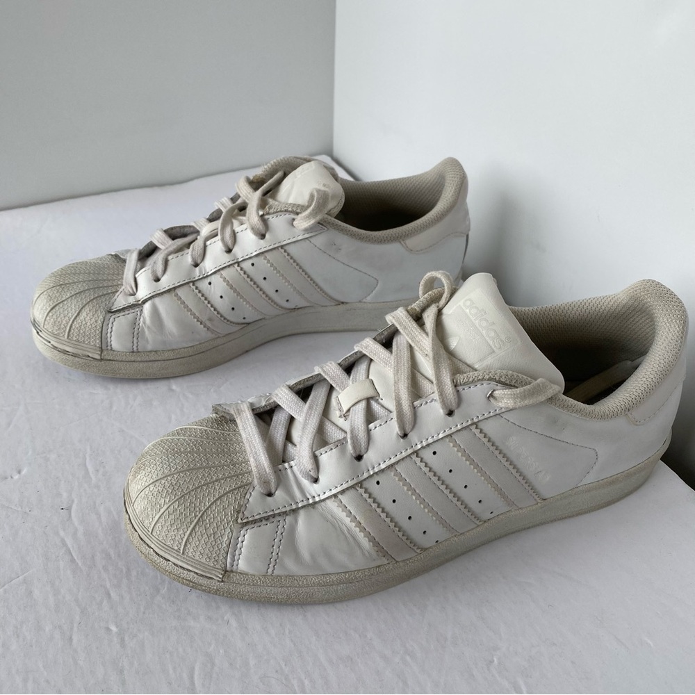 Adidas Superstar low-top sneakers in white leather with rubber shell toe - Sz 6